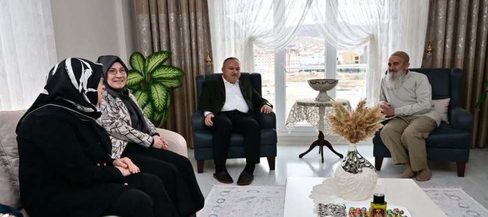 ASIRLIK ÇİFTLERE ANLAMLI ZİYARET..